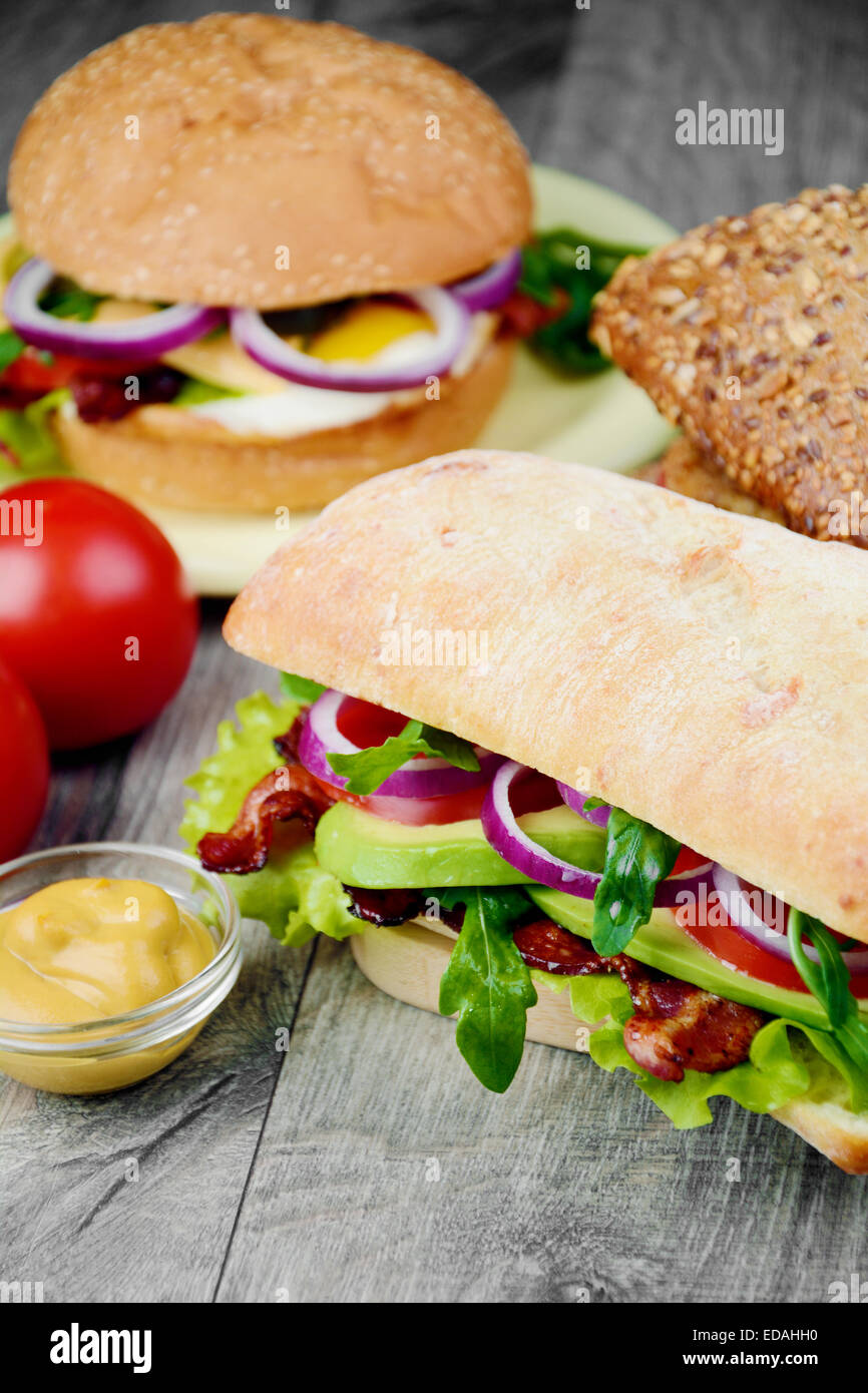 In casa gustosi sandwich con carne e verdure Foto Stock