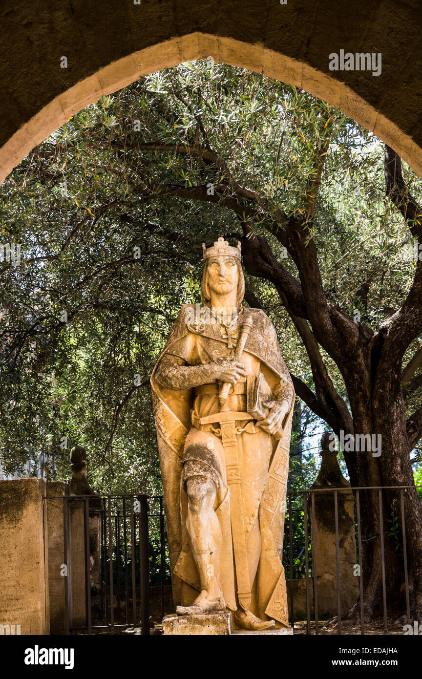 Statua di re Alfonso X El Sabio nell'Alcazar de los Reyes Cristianos, il Palazzo dei Re Cristiani a Cordoba, Spagna Foto Stock