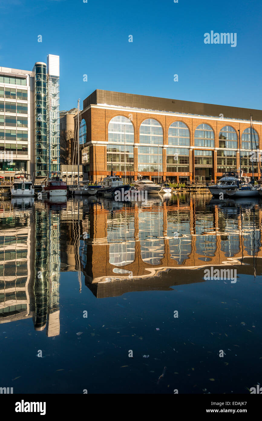 Commodity Quay in St Katharine Docks East London è un magazzino ristrutturato come uffici. Foto Stock