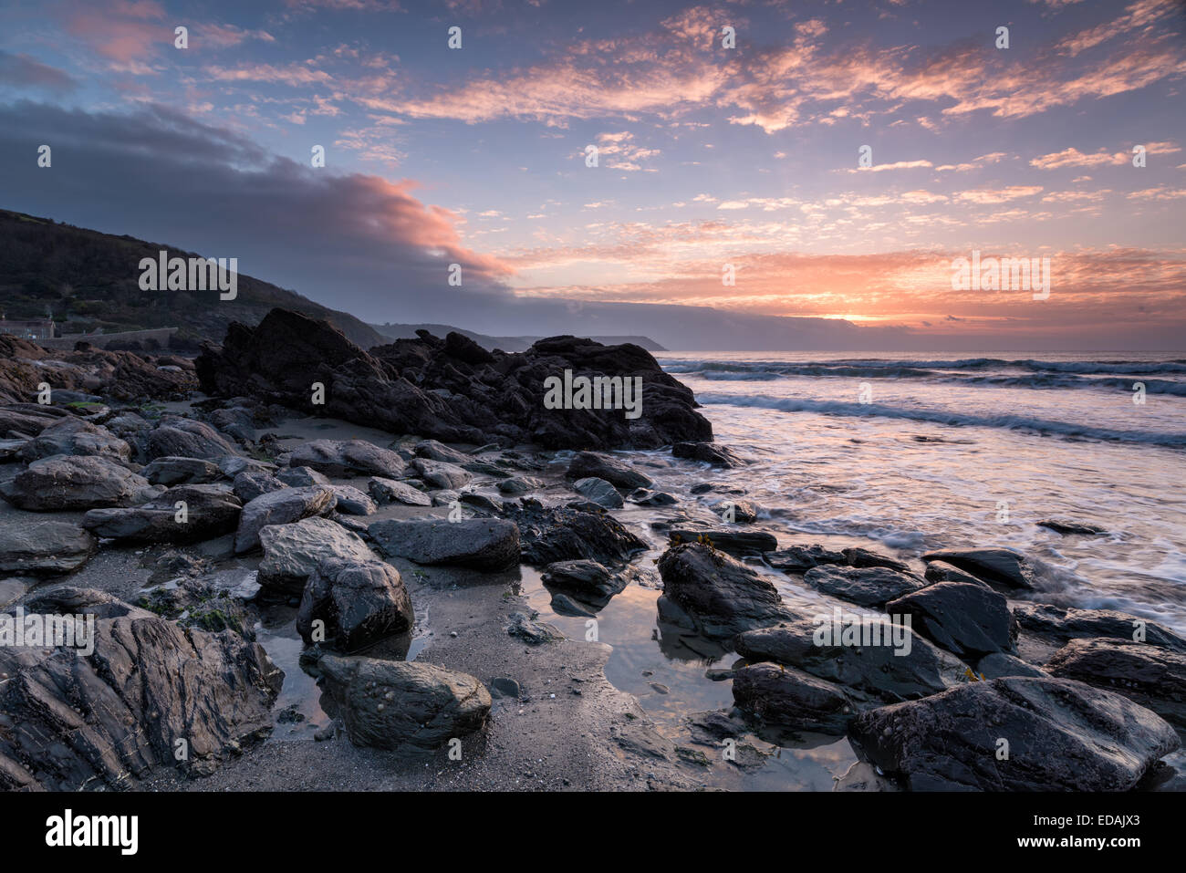 Sunrise a Portholland Beach sulla costa della Cornovaglia Foto Stock