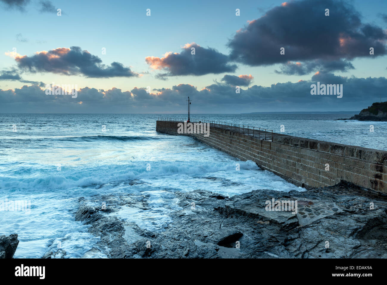 Tramonto al molo su Porthleven porto sulla costa della Cornovaglia Foto Stock