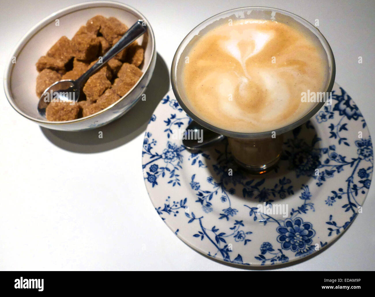 Caffelatte e zucchero in London coffee bar Foto Stock