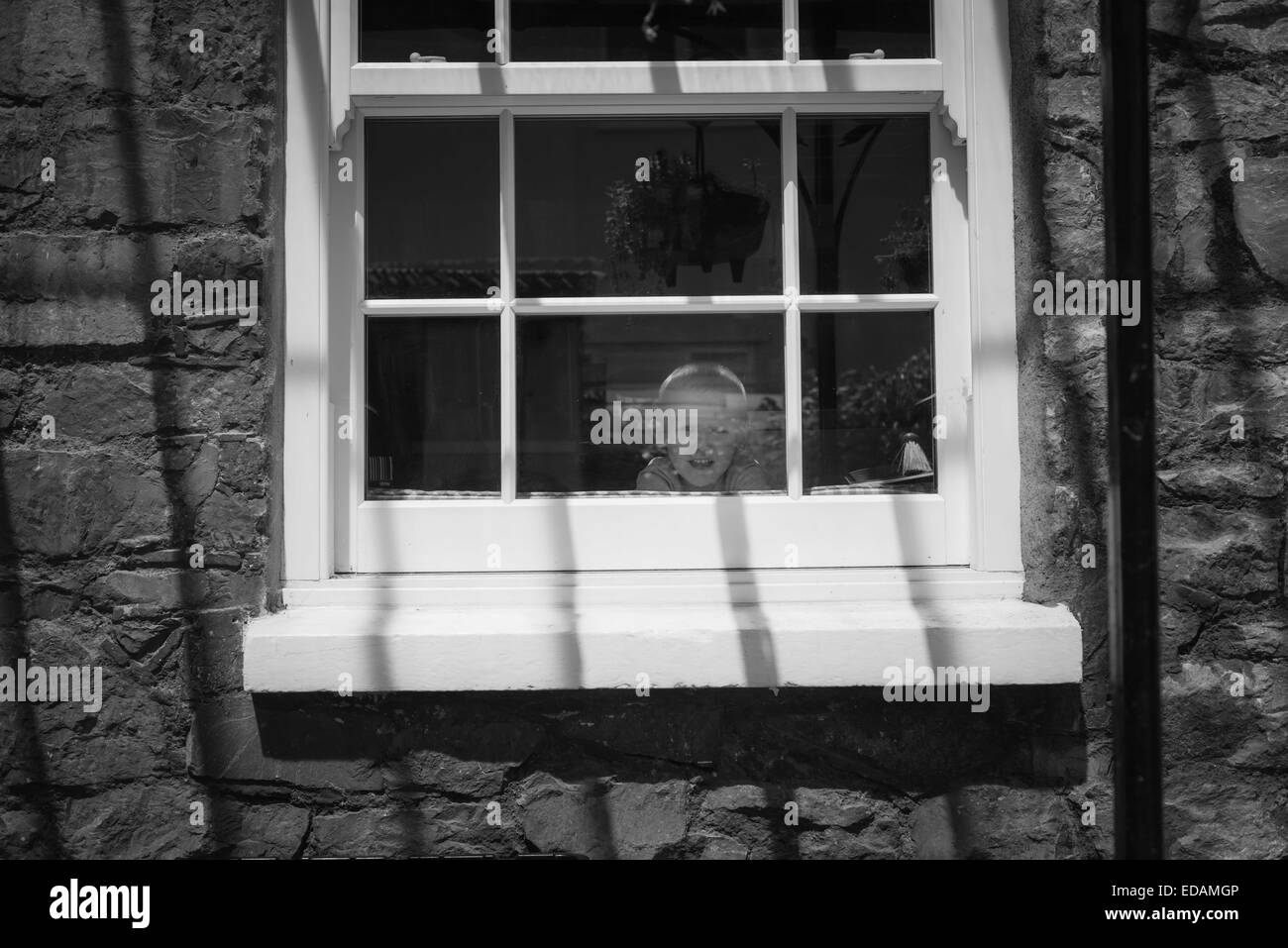 Ragazzo che guarda fuori dalla finestra Foto e Immagini Stock in Bianco e  Nero - Alamy