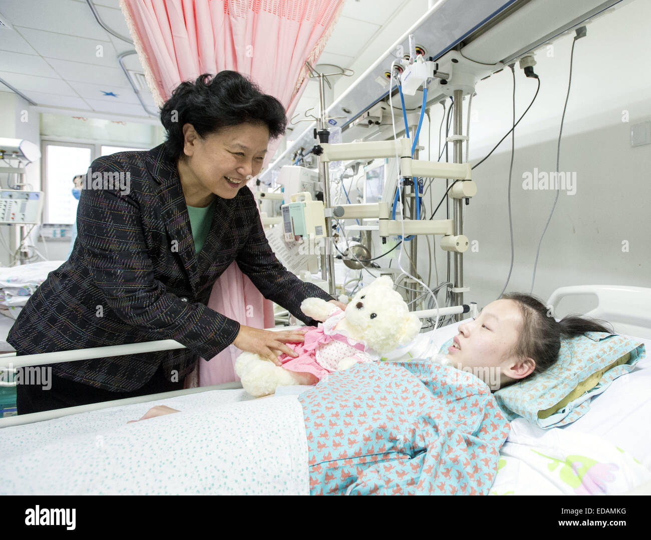 Pechino, Cina. 4 gennaio, 2015. Chinese Vice Premier Liu Yandong visiti una ragazza il paziente di un ospedale per bambini durante la sua ispezione della salute dei bambini attenzione a Pechino Capitale della Cina, gen. 4, 2015. © Wang Ye/Xinhua/Alamy Live News Foto Stock