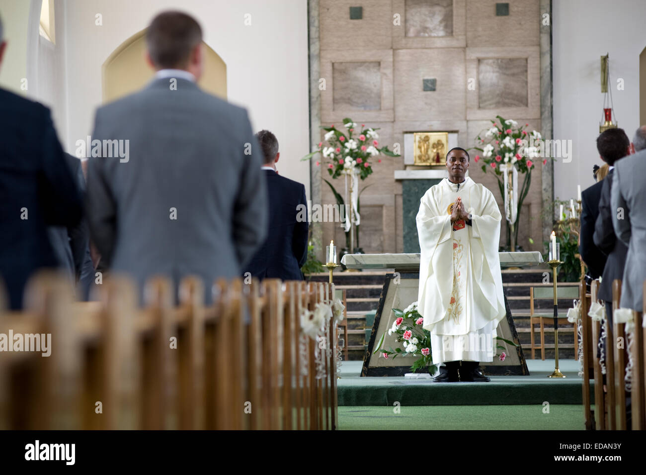 Sacerdote conducendo la messa nella chiesa Foto Stock