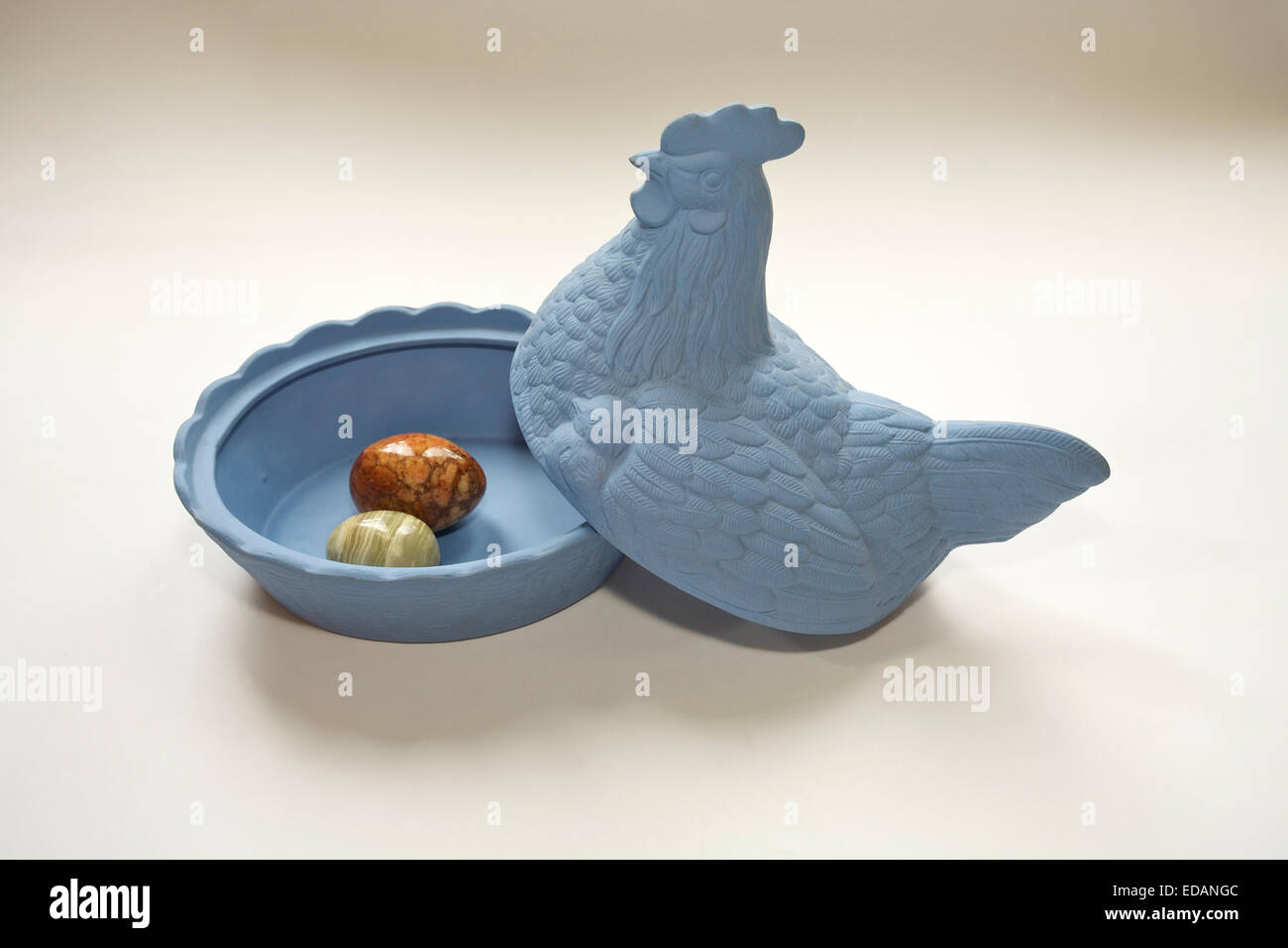 "Wedgwood blue' stile piatto di uova con coperchio a forma di gallina e pietra lucidata uova Foto Stock