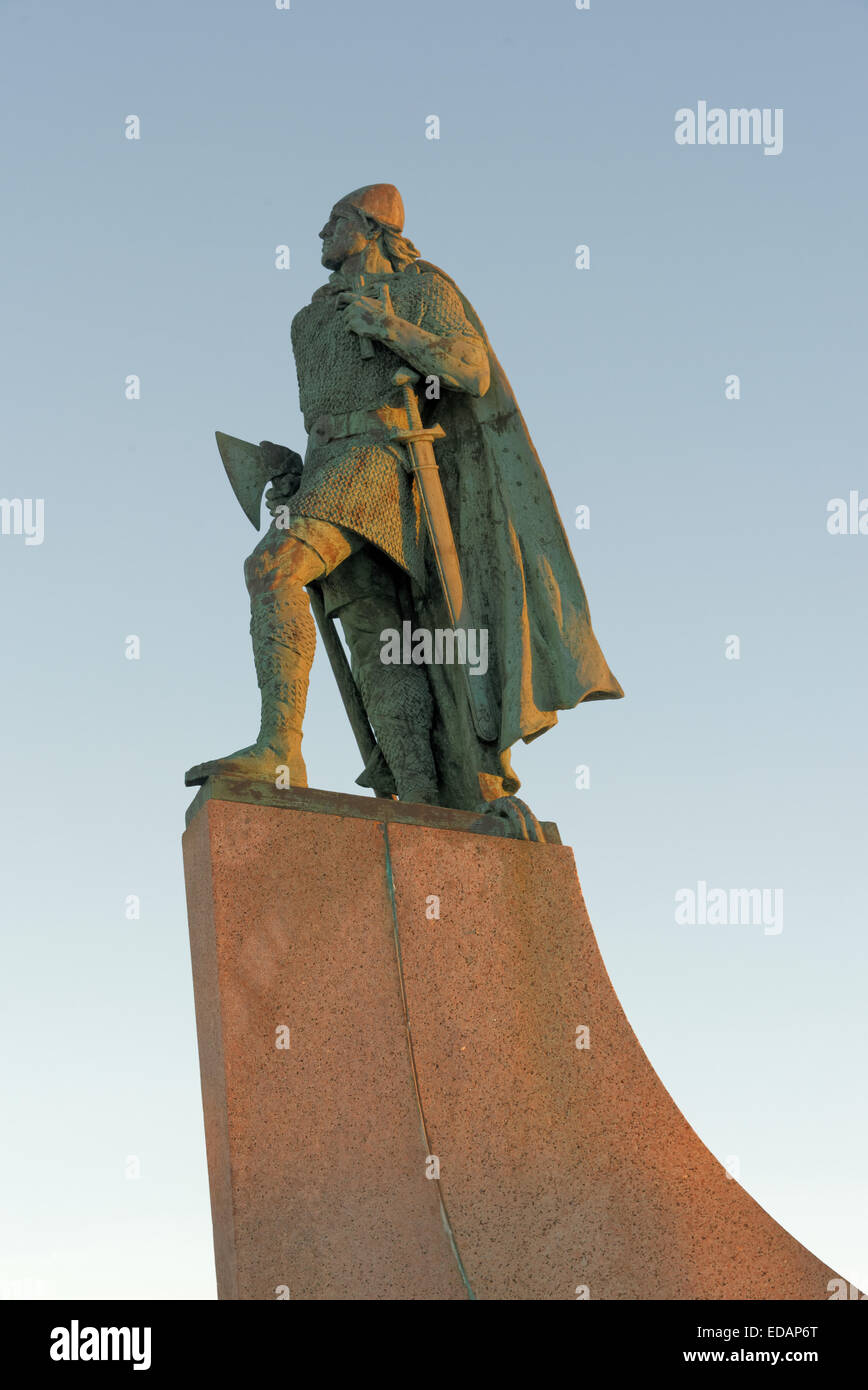 Scultura di Leif Erikson di fronte all Hallgrimskirkja. a Reykjavik, Islanda. Foto Stock