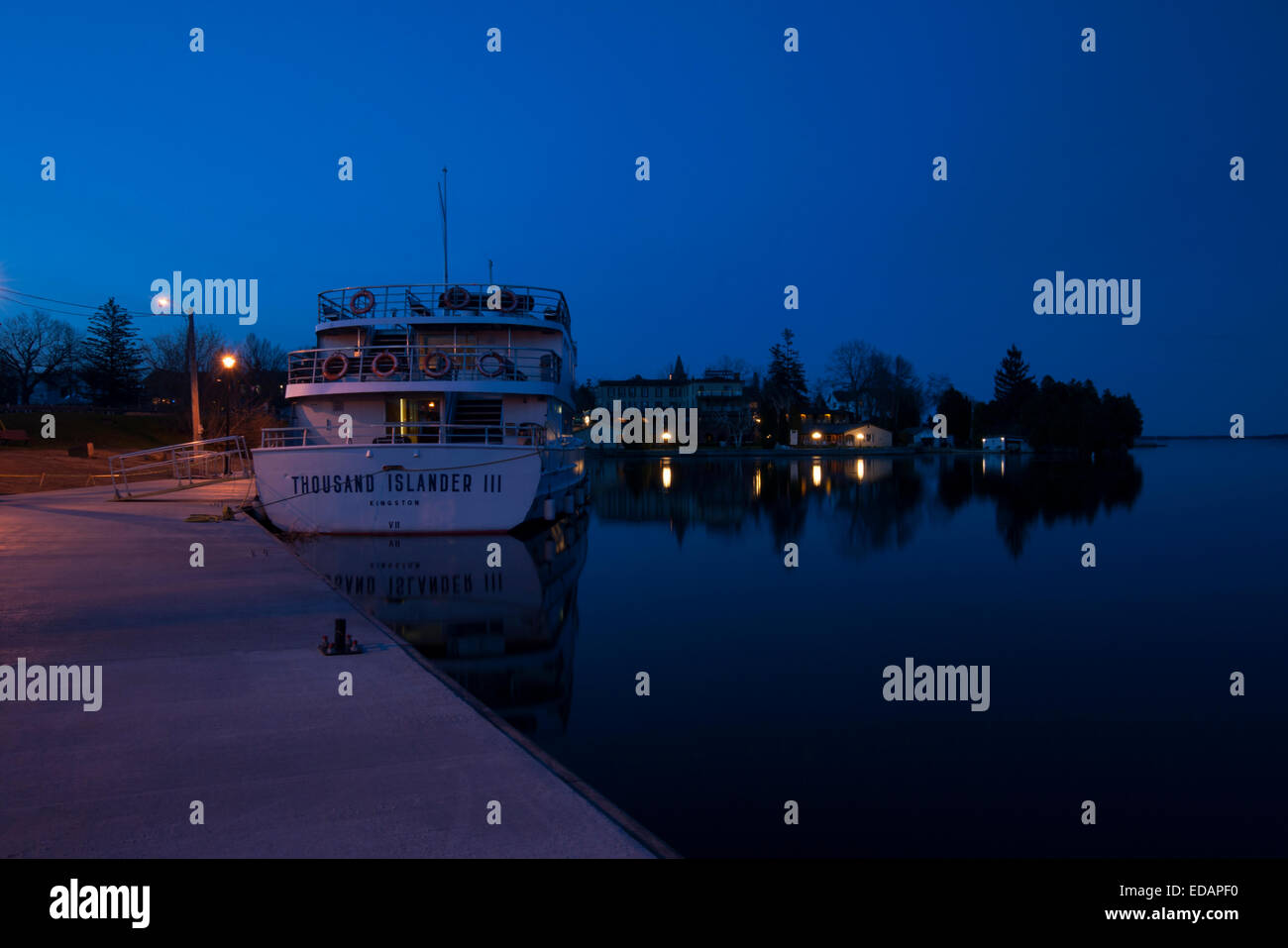 Thousand Islands tour in barca ormeggiata in notturna a Gananoque, Ontario, Canada sul fiume San Lorenzo Foto Stock