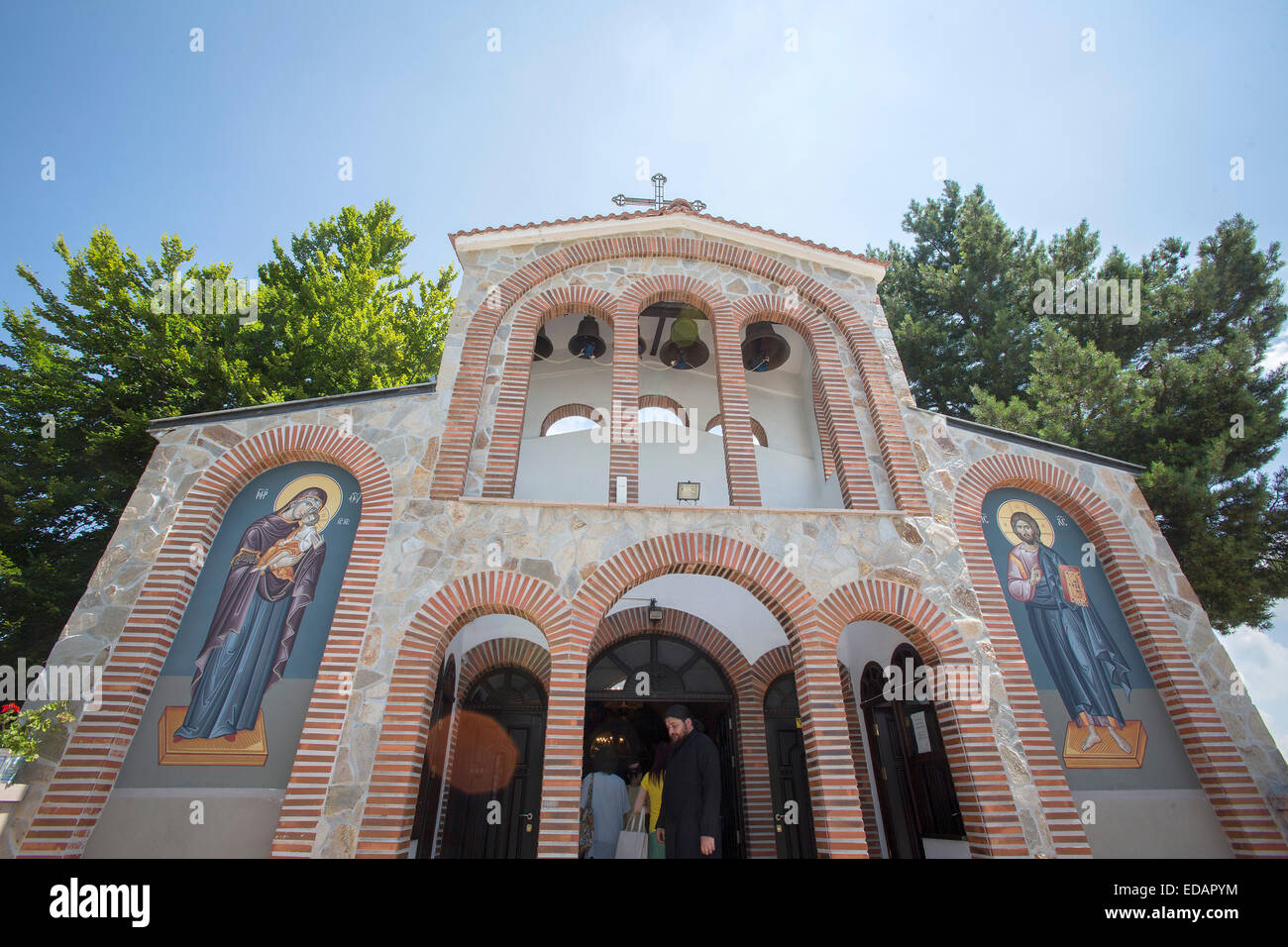 Asenovgrad, Bulgaria - 13 Ottobre 2013: il sacerdote cristiano è in piedi al di fuori del Krastova Gora chiesa befo una preghiera. Foto Stock