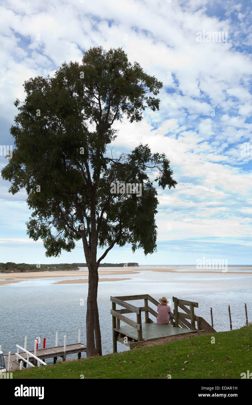 In un momento di relax a un molo all'ingresso Mallacoota,Gippsland, Australia Foto Stock