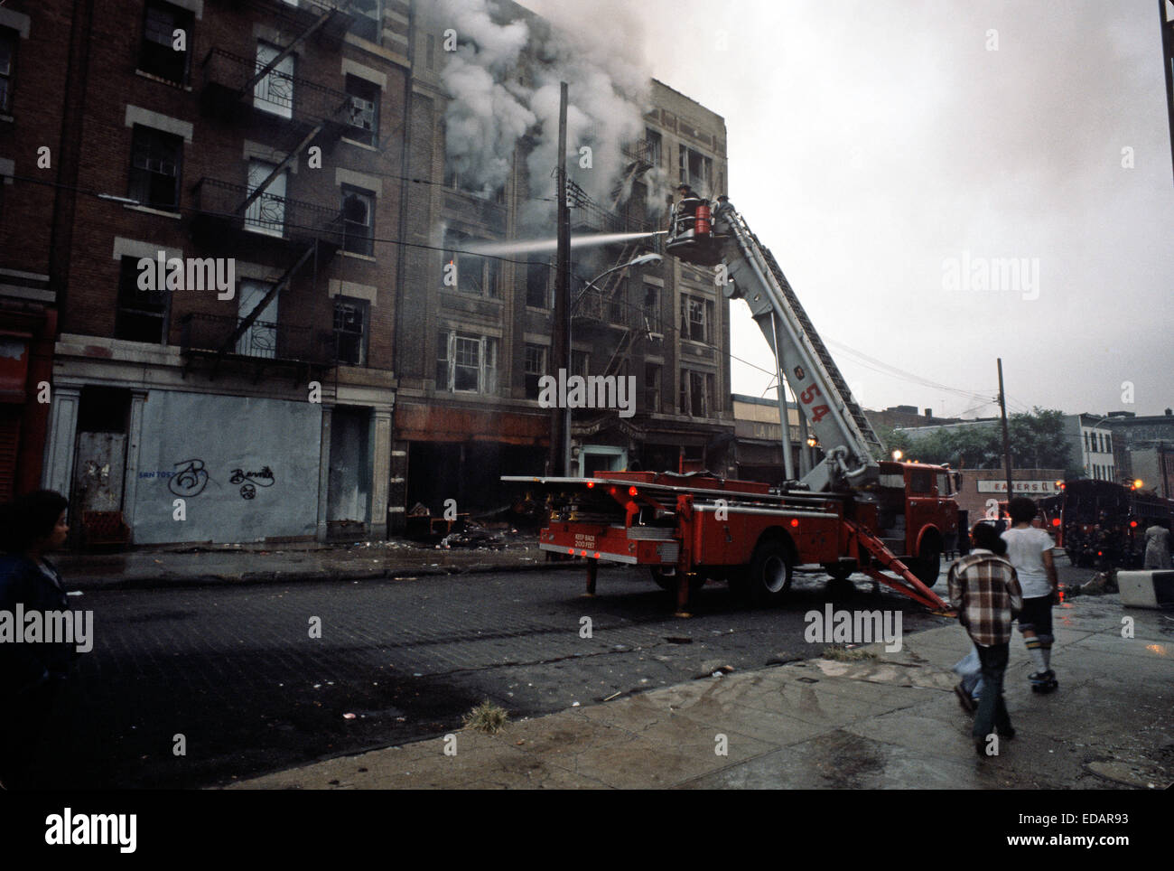 Stati Uniti d'America, Sud Bronx, NEW YORK CITY - agosto 1977. New York City per i vigili del fuoco di combattere il fuoco nel Sud Bronx abbandonato casamento. Foto Stock