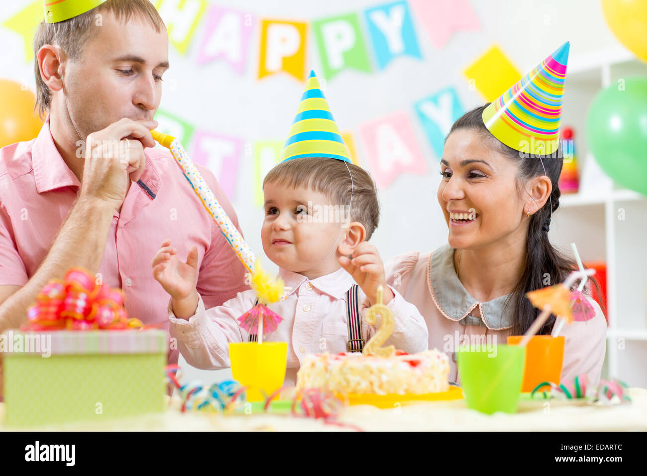 I genitori hanno tempo di divertimento festeggia il compleanno del figlio di capretto Foto Stock