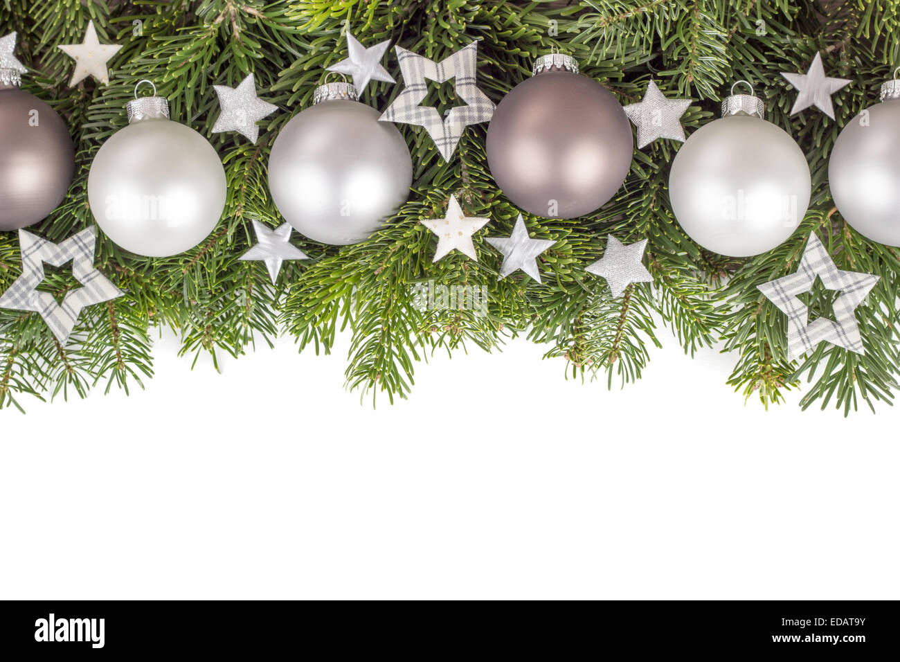 Grigio e argento baubles di Natale, Abete rami e stelle Foto Stock