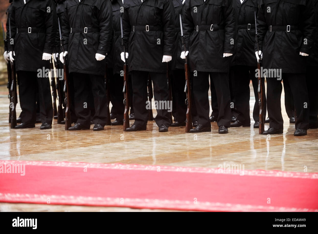 Guardia d'onore soldati nella parte anteriore del tappeto rosso durante la cerimonia militare Foto Stock