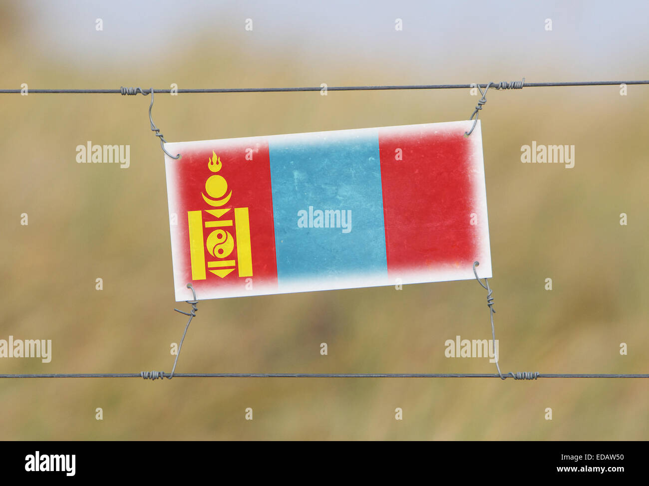Recinzione di confine - il vecchio segno di plastica con un flag - Mongolia Foto Stock