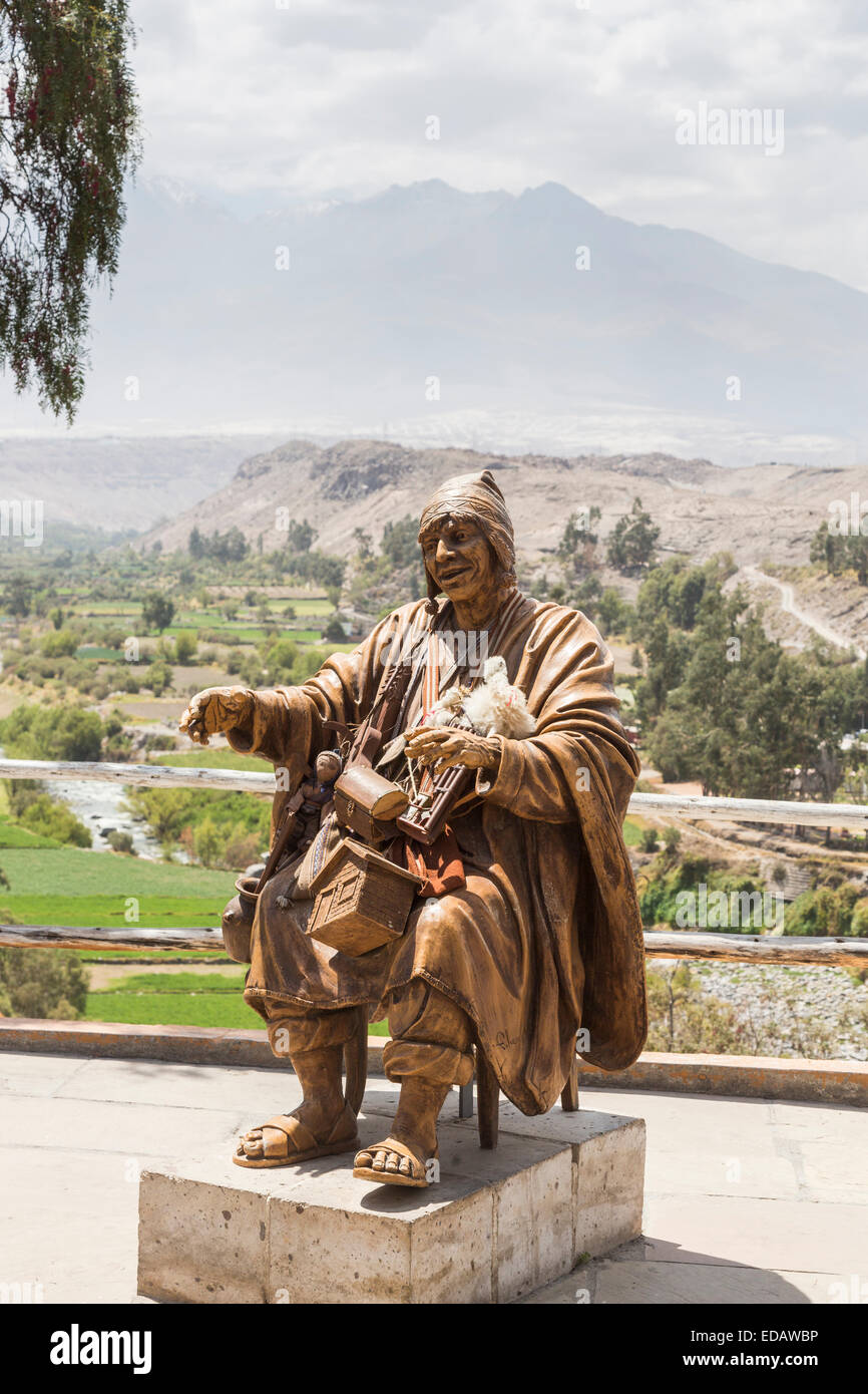 Statua di un Inca seduto re in un ristorante turistico fermata in Arequipa, Perù, con una vista lungo il Canyon del Colca e l'altopiano andino Foto Stock