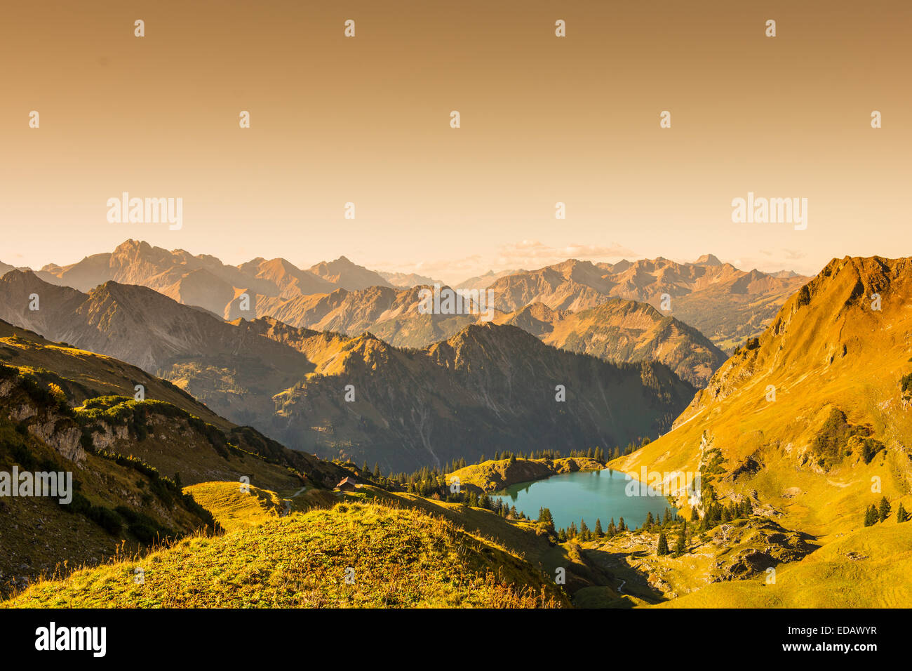 Montagne e lago delle Alpi con lo spazio di testo Foto Stock