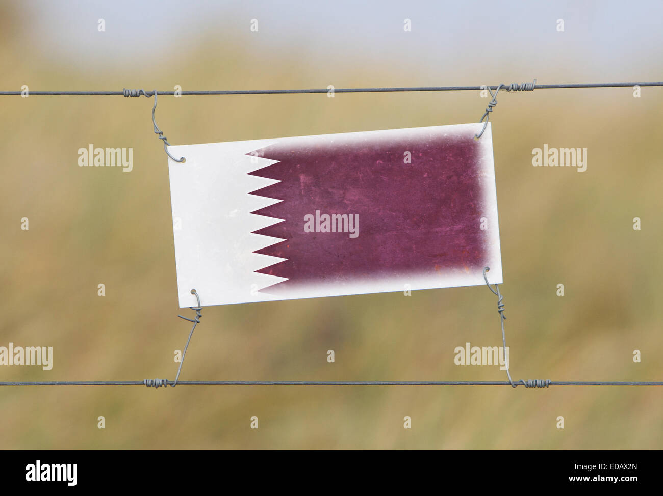 Recinzione di confine - il vecchio segno di plastica con un flag - Qatar Foto Stock