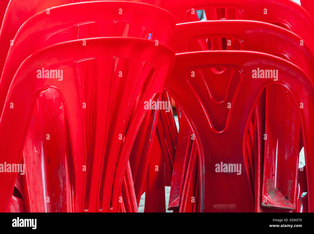 Rosso sedia in plastica per la piccola festa nel giardino di casa. Foto Stock