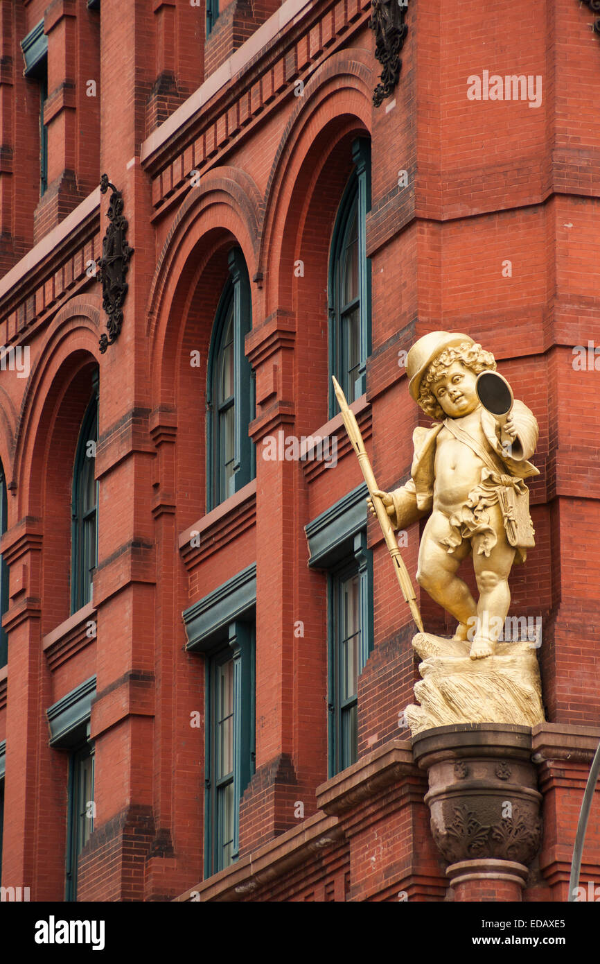 Statua dorata del carattere shakespeare all'angolo di East Houston Street e Mulberry Street Puck Building Foto Stock