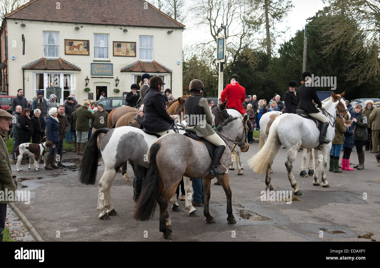 Kimblewick cacciare i membri si riuniranno presso il cavallo e lo Sposo pub di Mortimer England Regno Unito Foto Stock