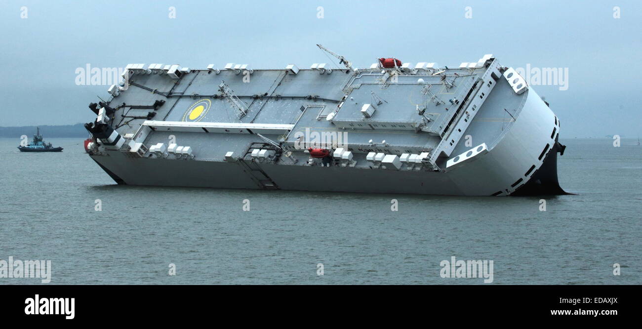 4gennaio 2015. SOLENT, Inghilterra. - Auto Transporter relitto - IL TEDESCO DI PROPRIETÀ HOEGH OSAKA LISTING pesantemente dopo che esso si è arenata sulla banca di rovo COME ERA IN USCITA DA SOUTHAMPTON in ritardo su 3a gen. Foto:STEVE FOULKES/AJAX REF:DSF150301 9423 1 Foto Stock