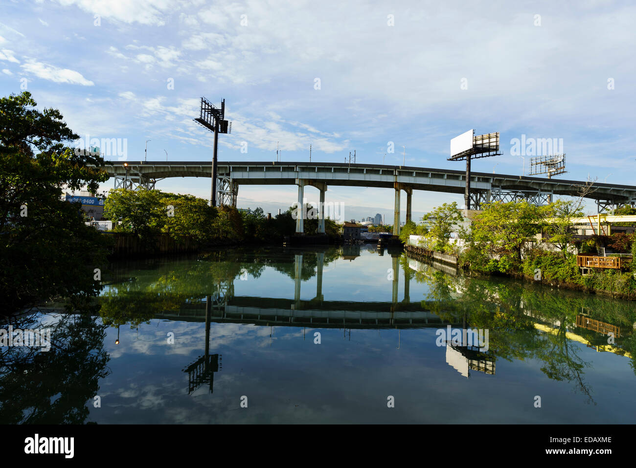 Long Island express way viadotto sopra il Newtown Creek nella città di Long Island Foto Stock