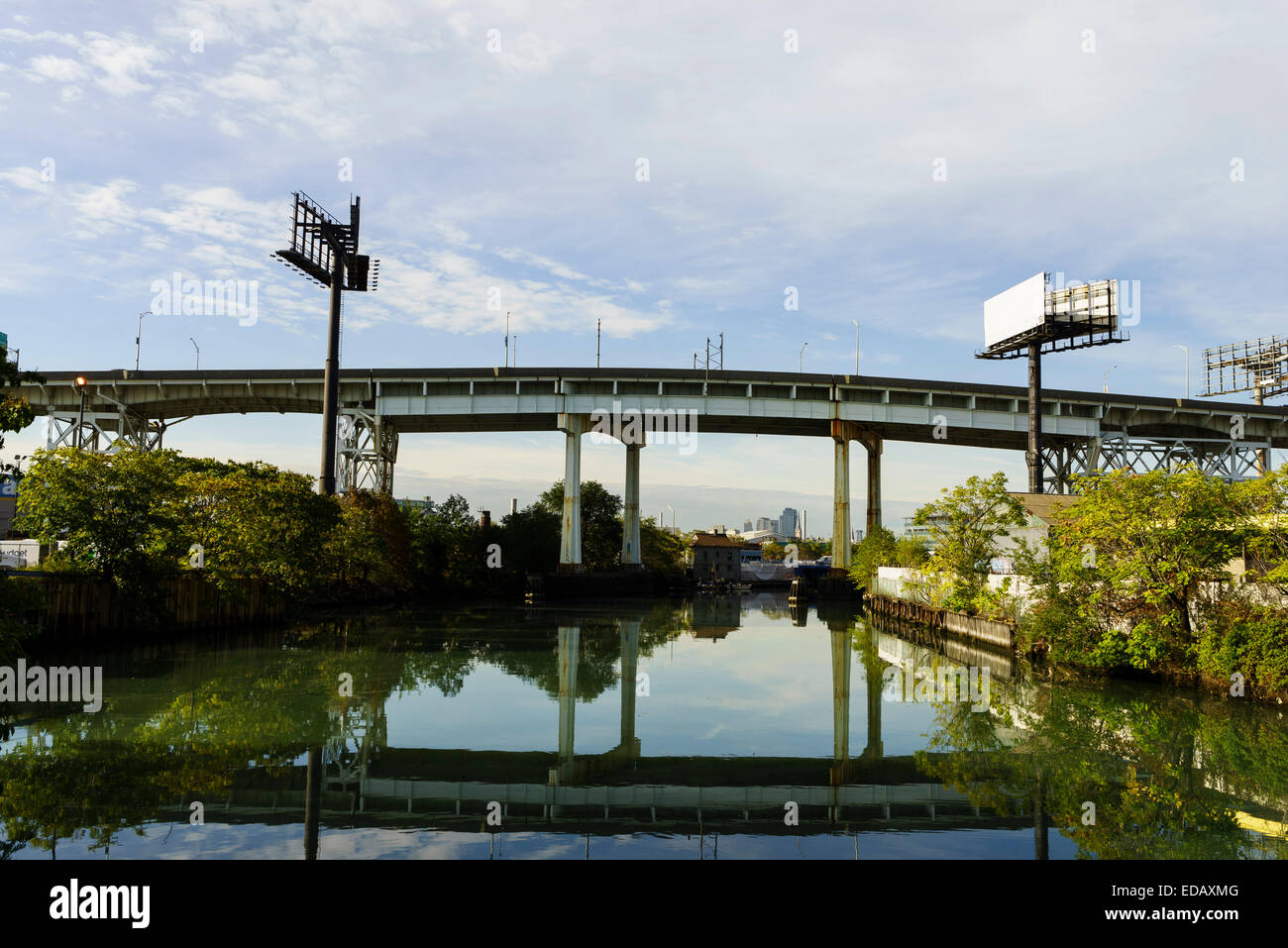 Long Island express way viadotto sopra il Newtown Creek nella città di Long Island Foto Stock