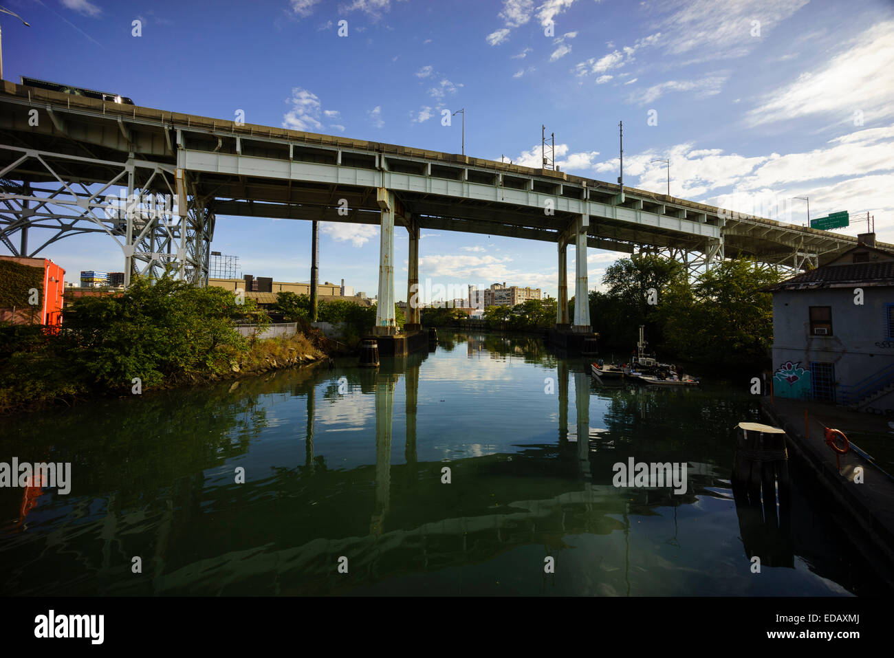 Long Island express way viadotto sopra il Newtown Creek nella città di Long Island Foto Stock