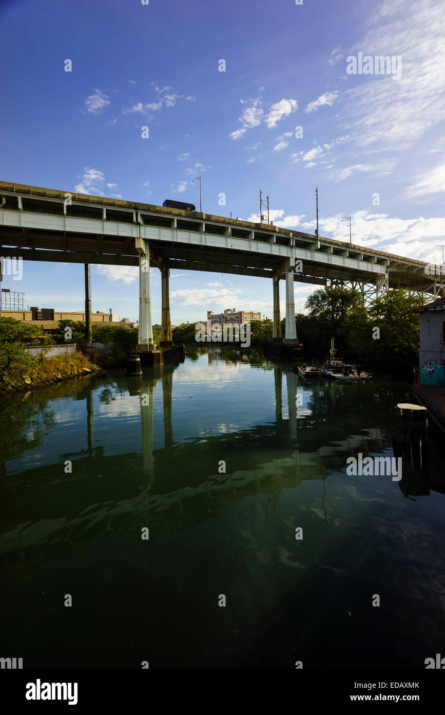 Long Island express way viadotto sopra il Newtown Creek nella città di Long Island Foto Stock
