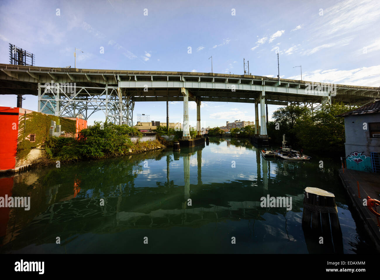 Long Island express way viadotto sopra il Newtown Creek nella città di Long Island Foto Stock