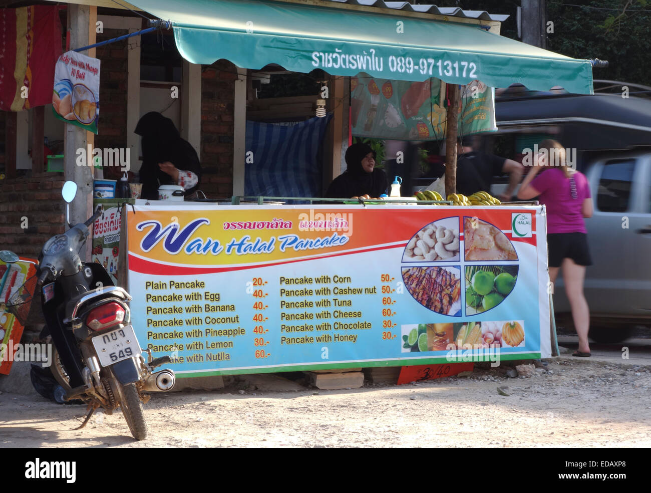 Halal pancake in stallo la strada Koh Lanta, Krabi, Thailandia, Sud-est asiatico. Foto Stock