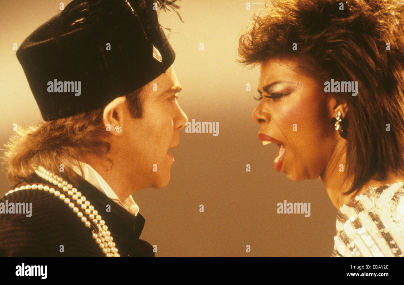 Atto di guerra foto promozionale di Elton John e Millie Jackson nel loro duetto 1985 Foto Stock