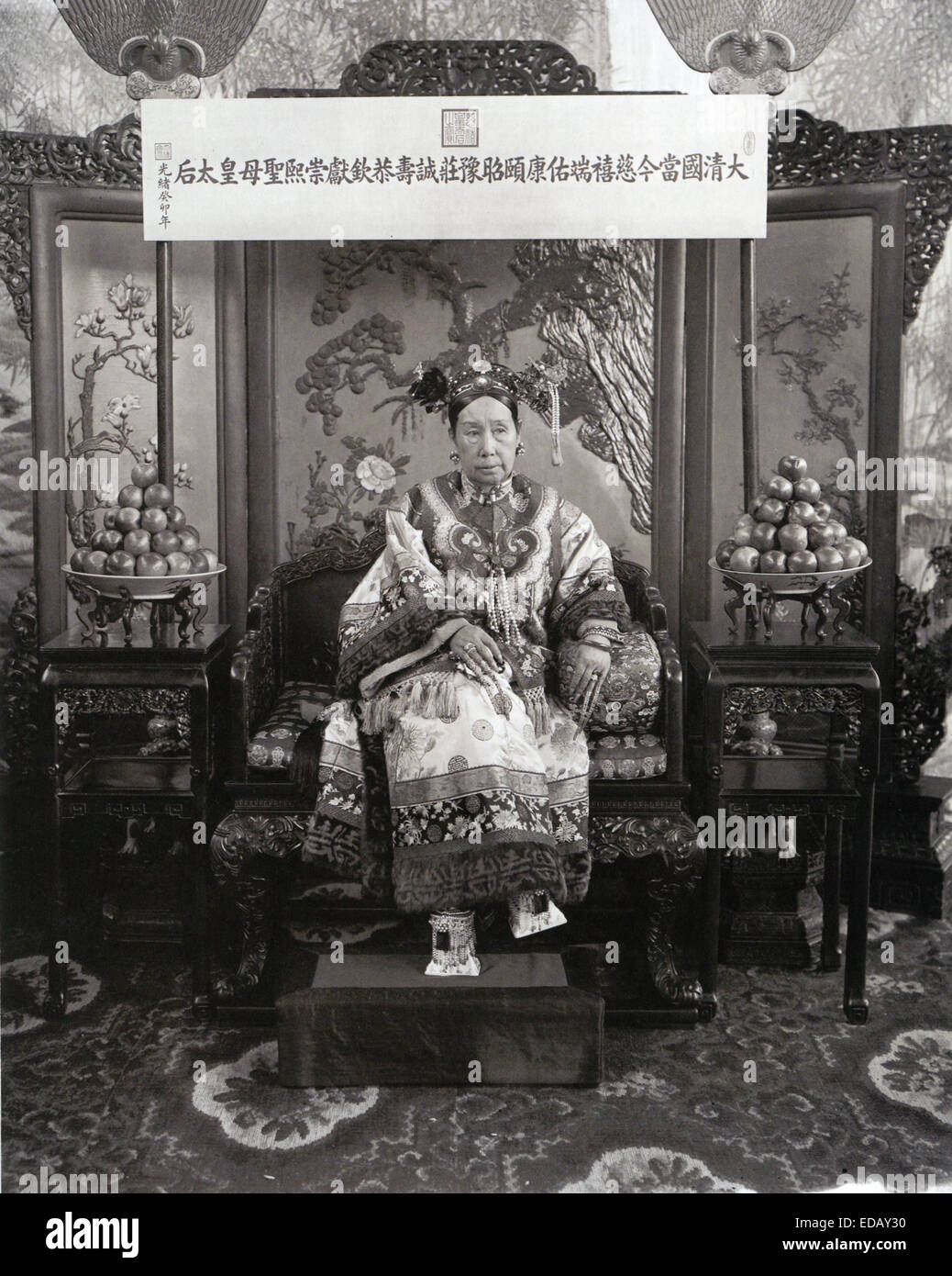 Il cinese Empress Dowager Cixi (1835-1908) La scheda sopra la sua testa porta in sé il titolo completo Foto Stock