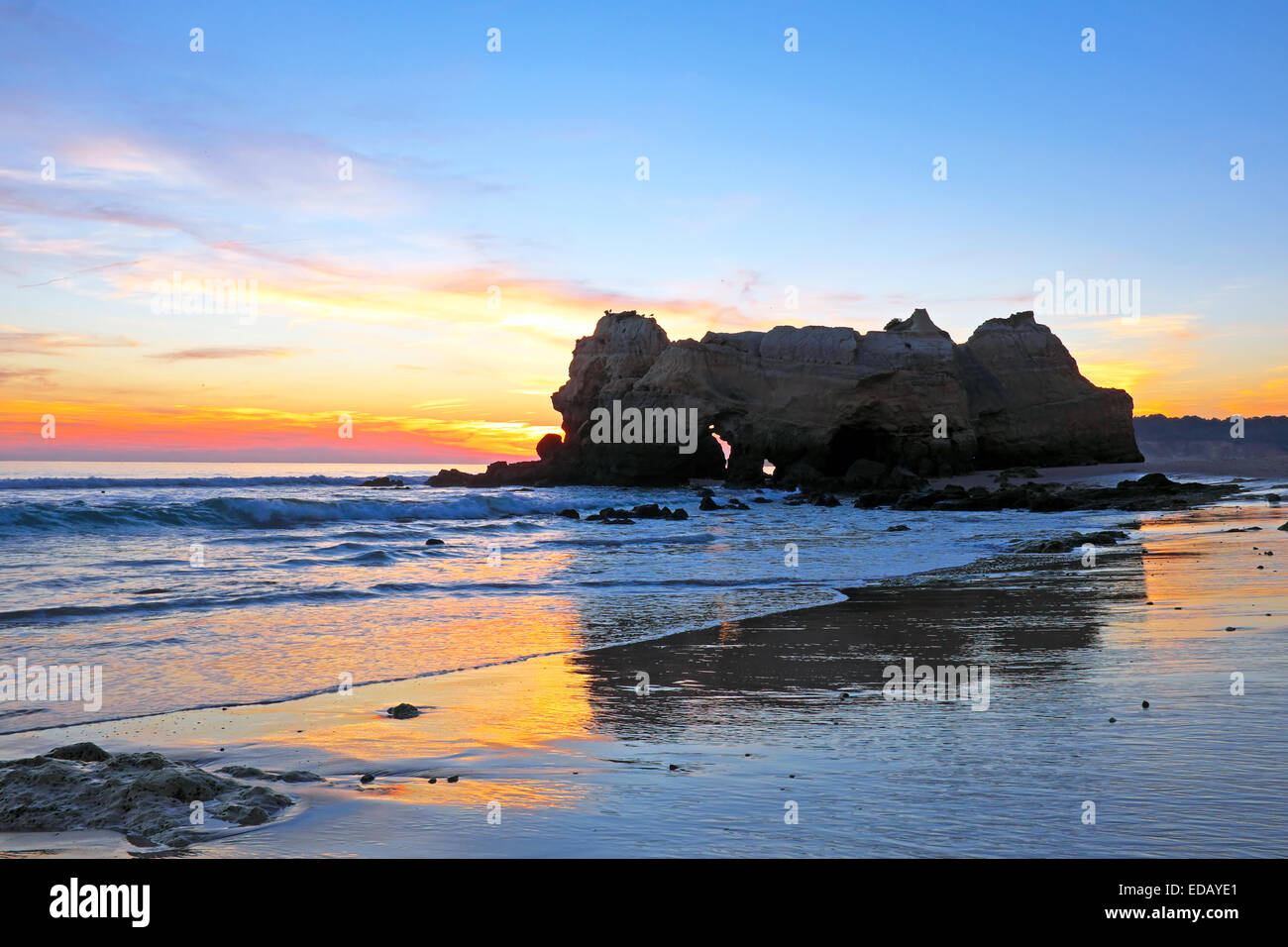 Rock a Praia da Rocha Portimao nell' Algarve Portogallo al tramonto Foto Stock