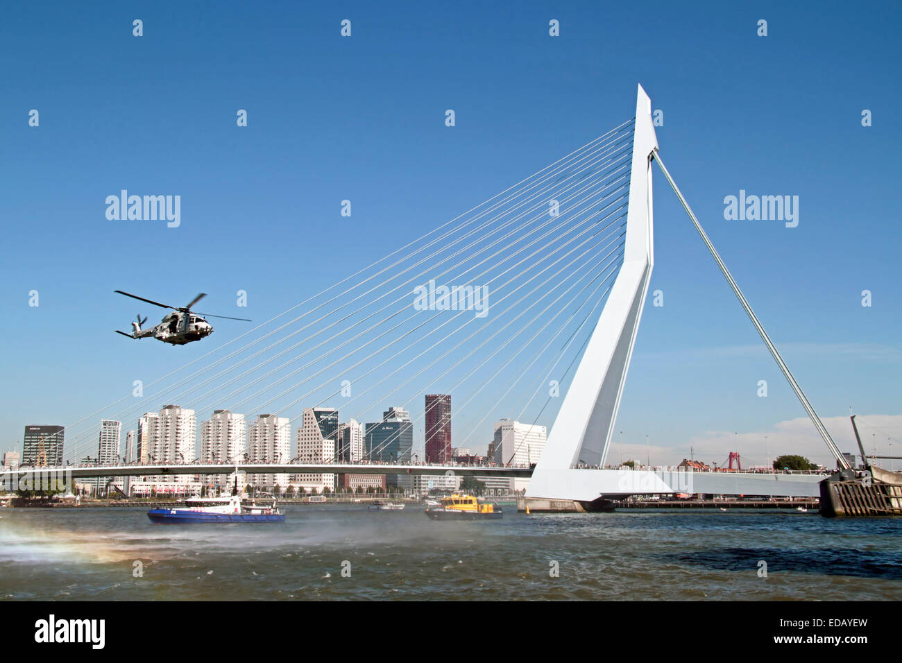 ROTTERDAM, Paesi Bassi - 09 settembre: esercito elicottero è volare nella parte anteriore del ponte Erasmus di Rotterdam Foto Stock