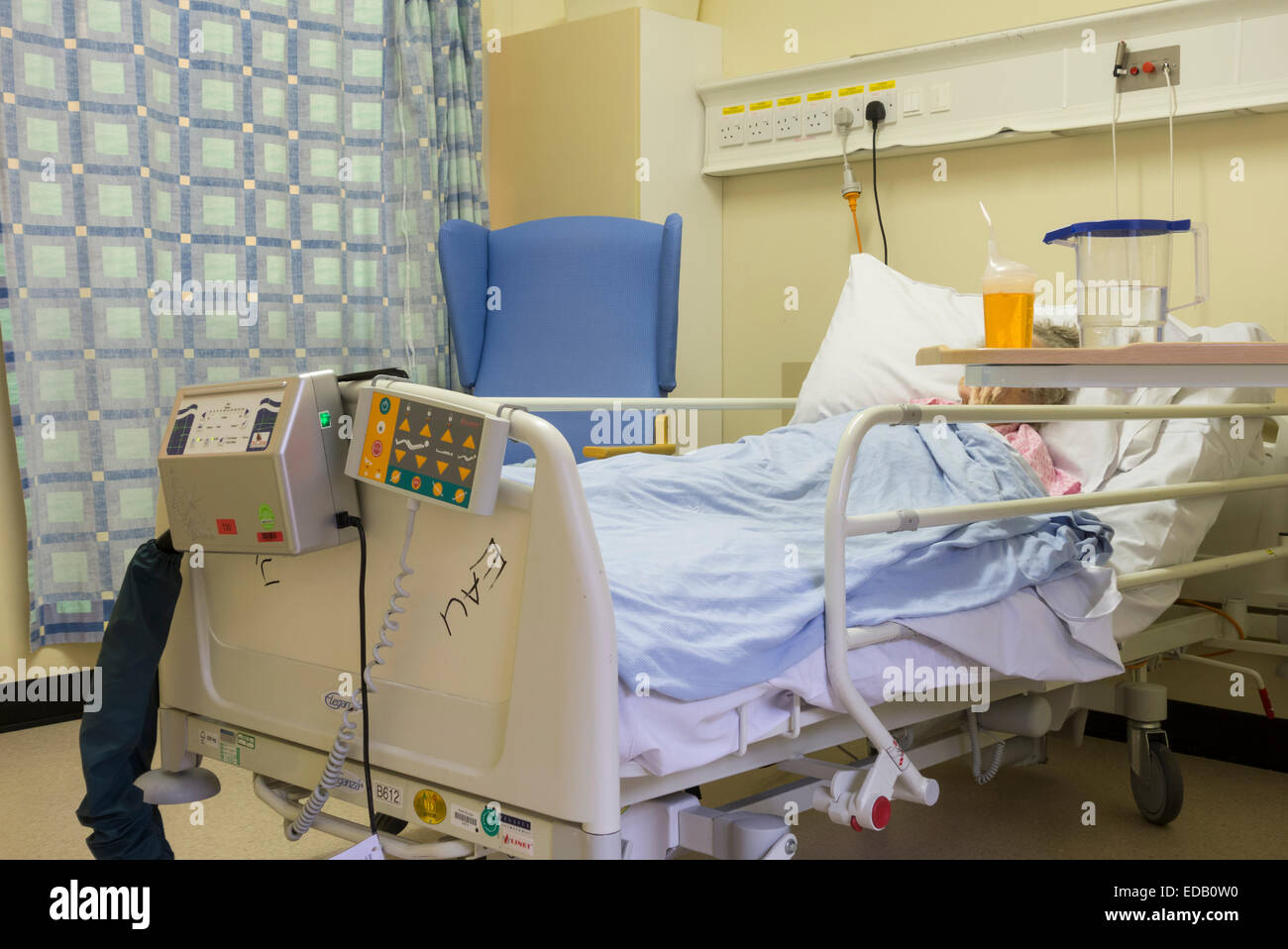 Novantenne signora nel letto su geriatric ward in ospedale NHS, Inghilterra. Regno Unito Foto Stock