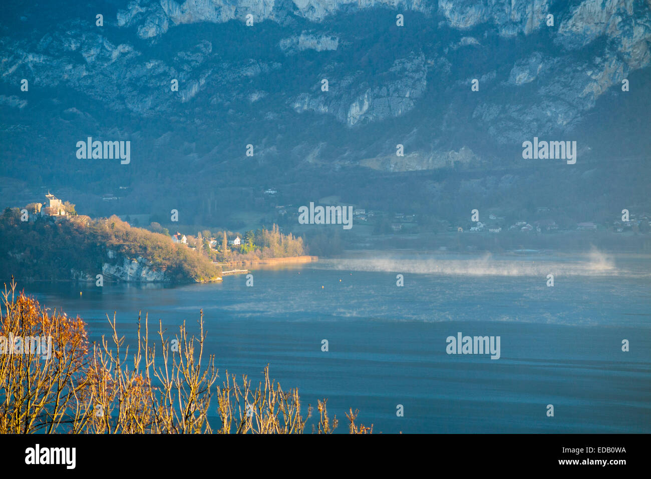 La nebbia nella parte bassa del sole mattutino sul Lac du Bourget (Lago di Bourget), in Savoia (Savoia) Dipartimento della Francia. Foto Stock