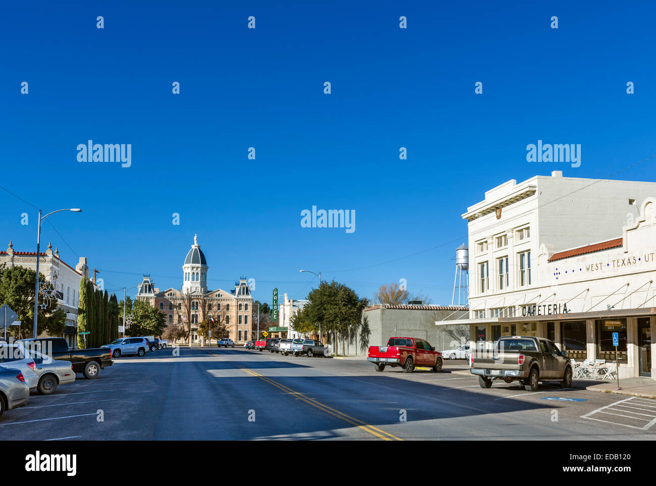 Strada principale nel centro di Marfa con il Presidio County Courthouse in corrispondenza della estremità lontana, Texas, Stati Uniti d'America Foto Stock