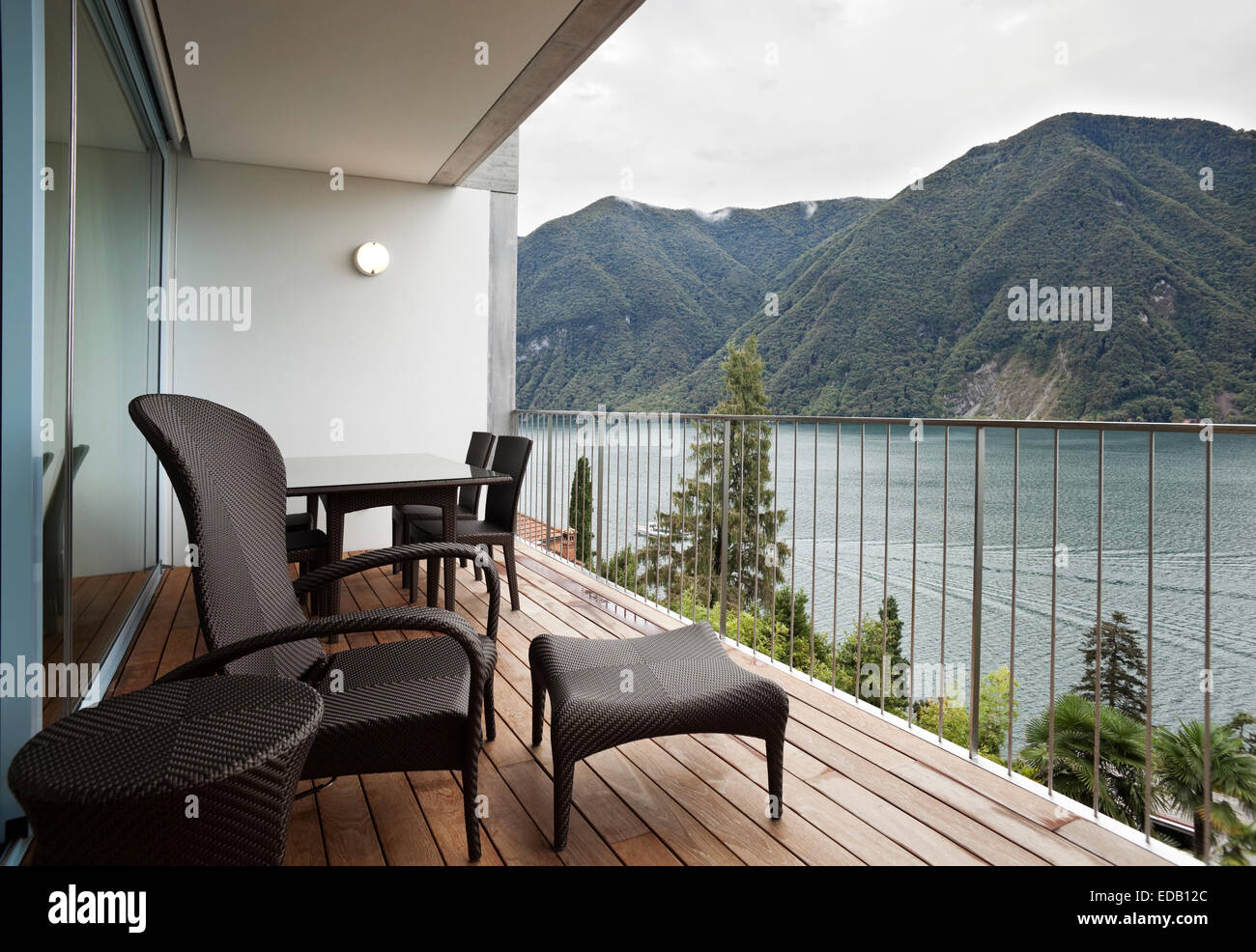 Casa moderna, balcone che si affaccia sul lago Foto Stock