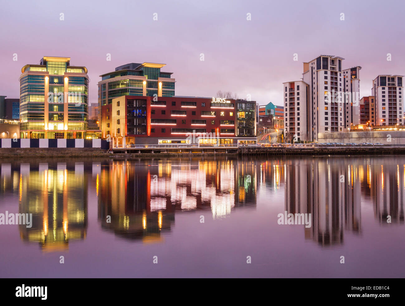 Vista sul fiume Tyne da Newcastle Quayside al Jurys inn hotel e appartamenti a Gateshead sul lato sud del fiume. Regno Unito Foto Stock