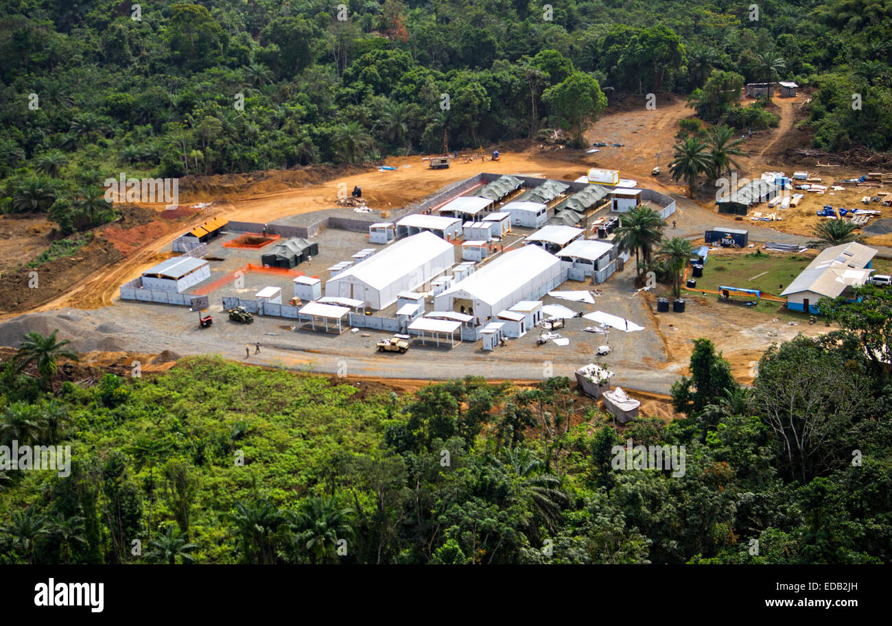 Vista aerea del Gbediah Ebola e unità di trattamento costruito da U.S. Forze come parte dell'operazione di assistenza unita in uno sforzo per fermare la diffusione del virus Ebola Dicembre 22, 2014 in Gbediah, Liberia. Foto Stock