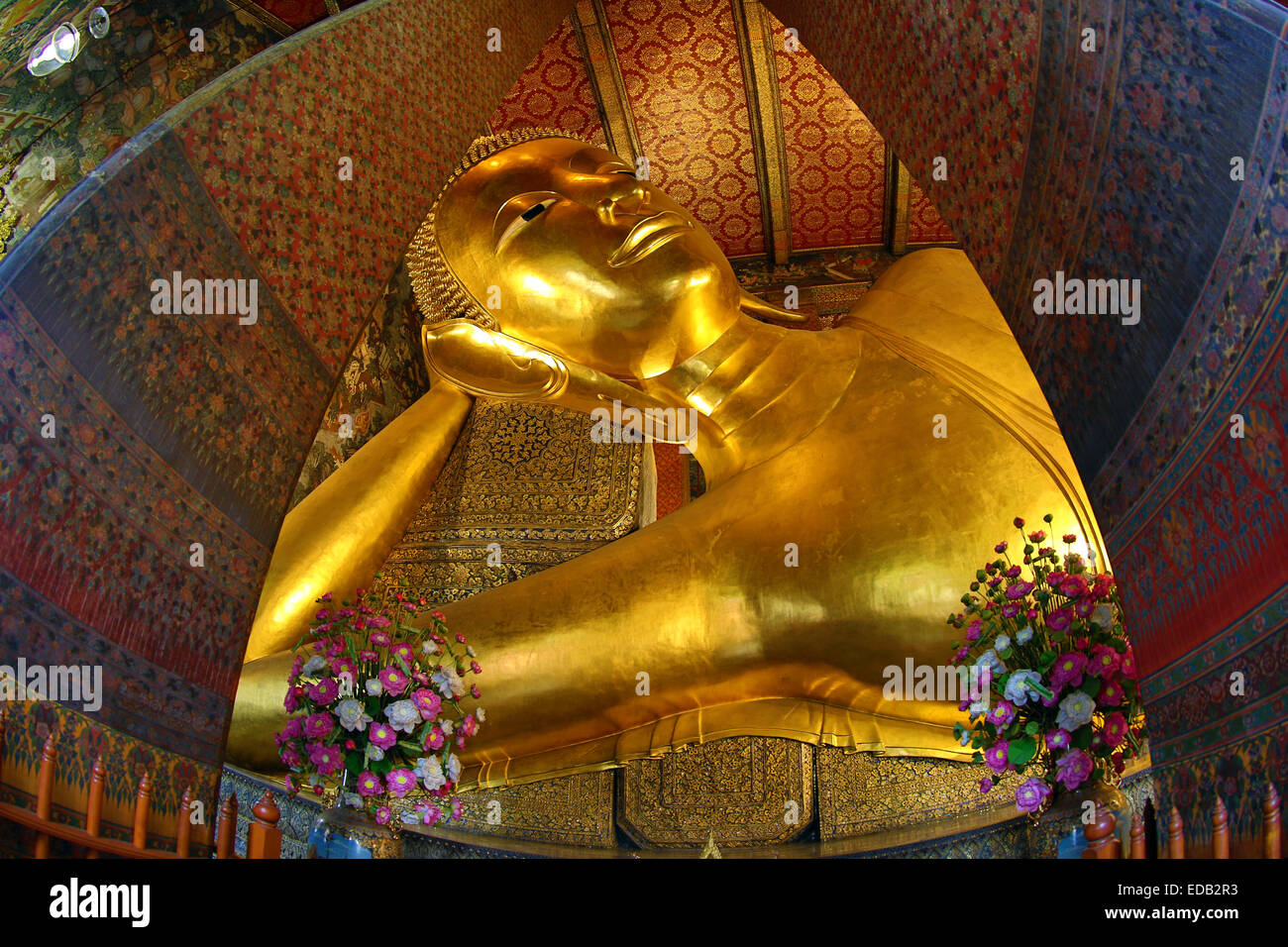 Golden Buddha reclinato statua al Wat Pho tempio di Bangkok, Thailandia Foto Stock