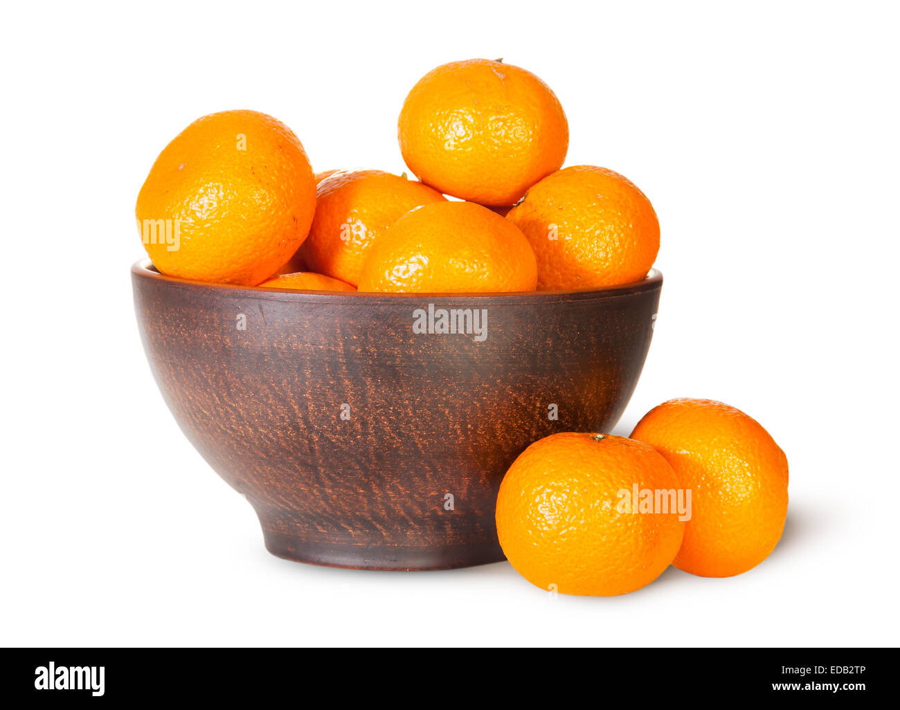 Tangerini in una coppa in ceramica isolata su sfondo bianco Foto Stock