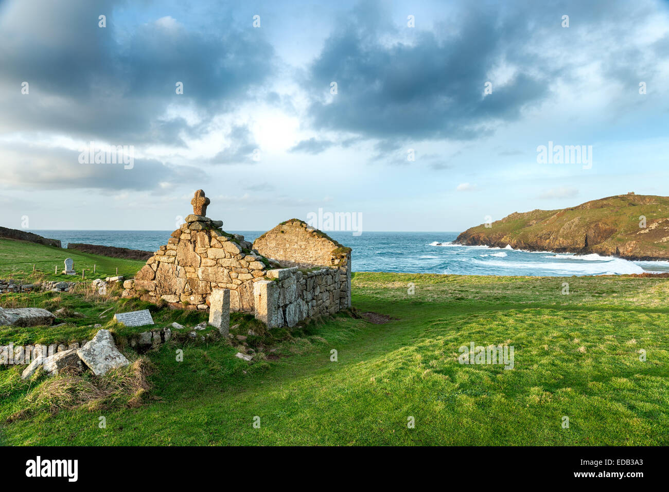 Le rovine di St Helen's oratorio il Cape Cornwall vicino Land's End, una antica cappella risalente ai tempi dei Romani Foto Stock