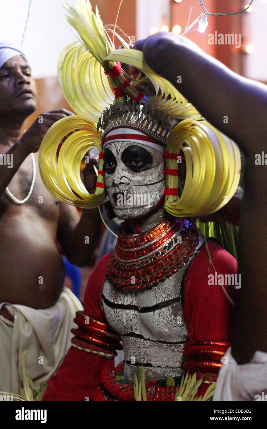 Guligan senza maschera,Theyyam rituale a Valiya Veettil Chamundeewari tempio vicino Kannur, Malabaresi costa Nord Kerala, India Foto Stock