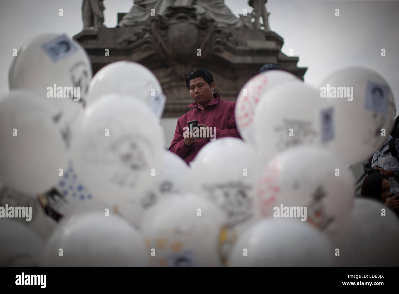 Città del Messico. 4 gennaio, 2015. Un uomo prende parte alla manifestazione denominata "palloncini per Ayotzinapa', chiedendo per il benessere di tutti gli studenti che sono scomparsi dalla normale scuola rurale di Ayotzinapa e in segno di protesta del rapimento di jounalist Moises Sanchez in Città del Messico, capitale del Messico il gen. 4, 2015. © Pedro Mera/Xinhua/Alamy Live News Foto Stock