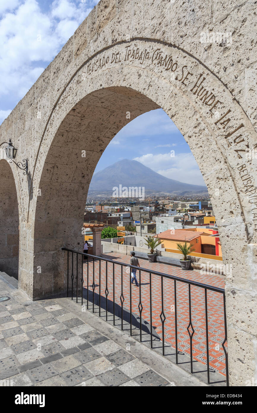 Archi presso El Mirador e iglesia de Yanahuara, Arequipa, Perù, costruito da sillar, una bianca roccia vulcanica, con una vista della mitica linea El Misti vulcano Foto Stock