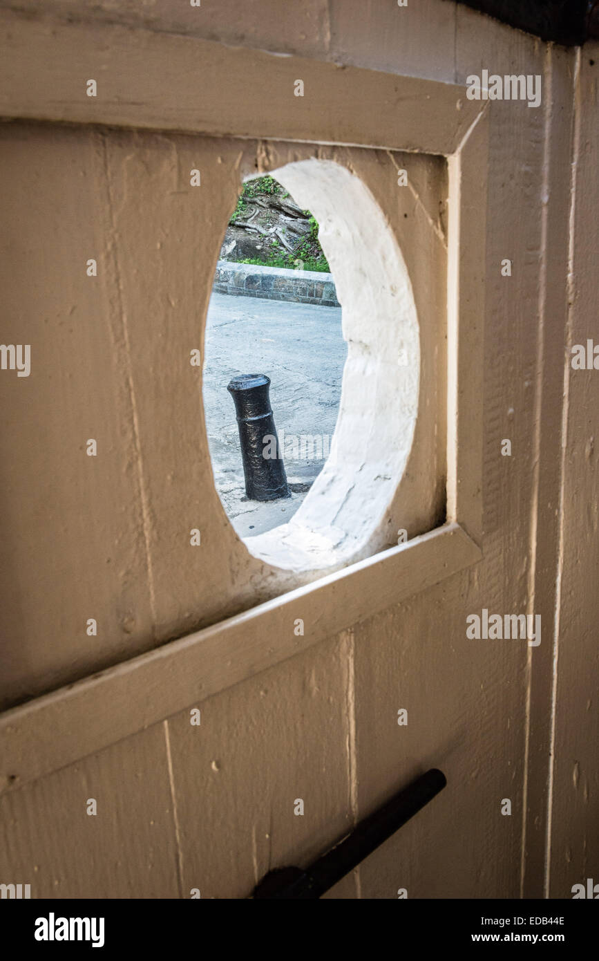 Vista attraverso la finestra rotonda in porta, Nelson's Dockyard, English Harbour, Antigua Foto Stock
