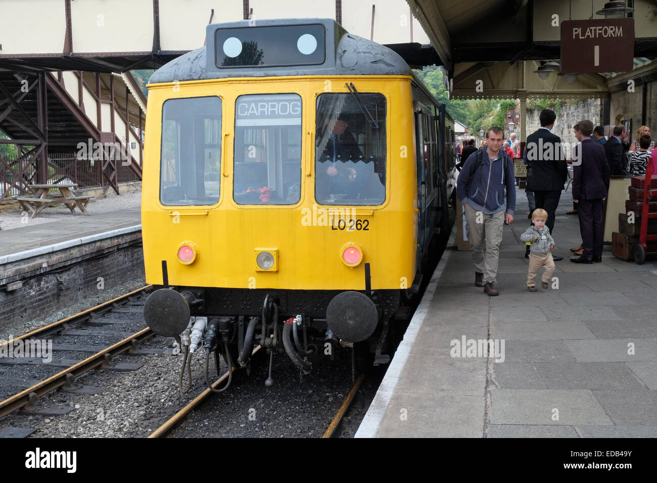 Un 1960 British Railways Classe 108 vagone ferroviario (M54490) a Llangollen Railway Station, Denbighshire, Galles. Foto Stock